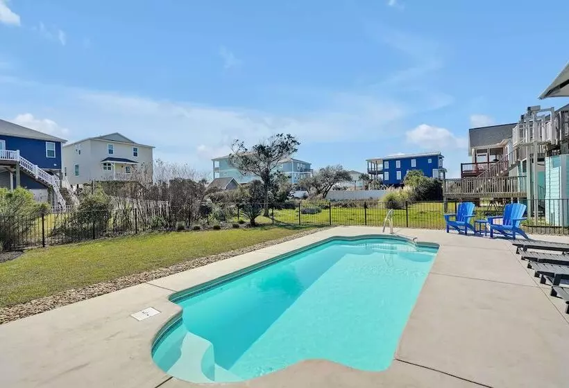 Oak Island Escape W/ Saltwater Pool, Walk To Beach