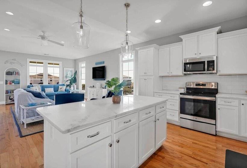 Oak Island Escape W/ Saltwater Pool, Walk To Beach