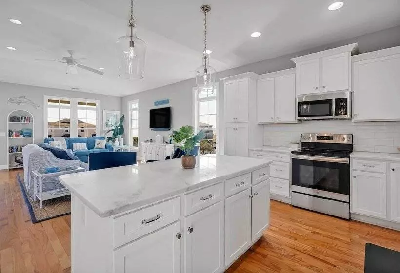 Oak Island Escape W/ Saltwater Pool, Walk To Beach