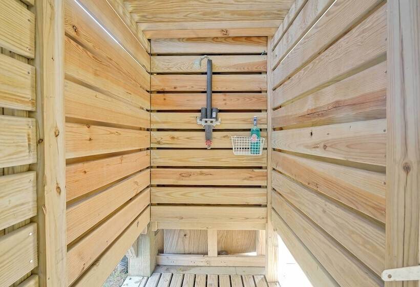 Oak Island Escape W/ Saltwater Pool, Walk To Beach