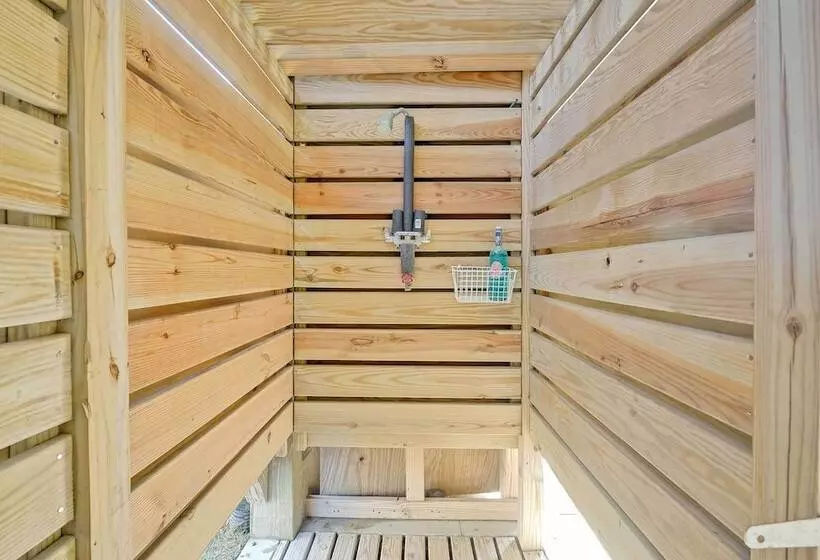 Oak Island Escape W/ Saltwater Pool, Walk To Beach