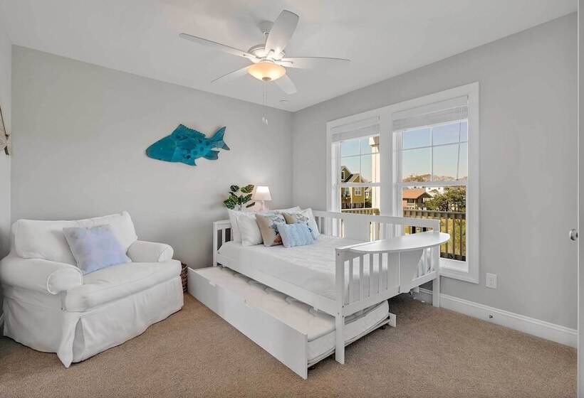 Oak Island Escape W/ Saltwater Pool, Walk To Beach