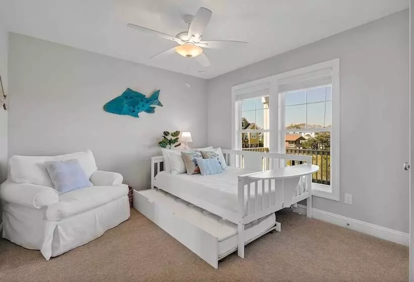 Oak Island Escape W/ Saltwater Pool, Walk To Beach