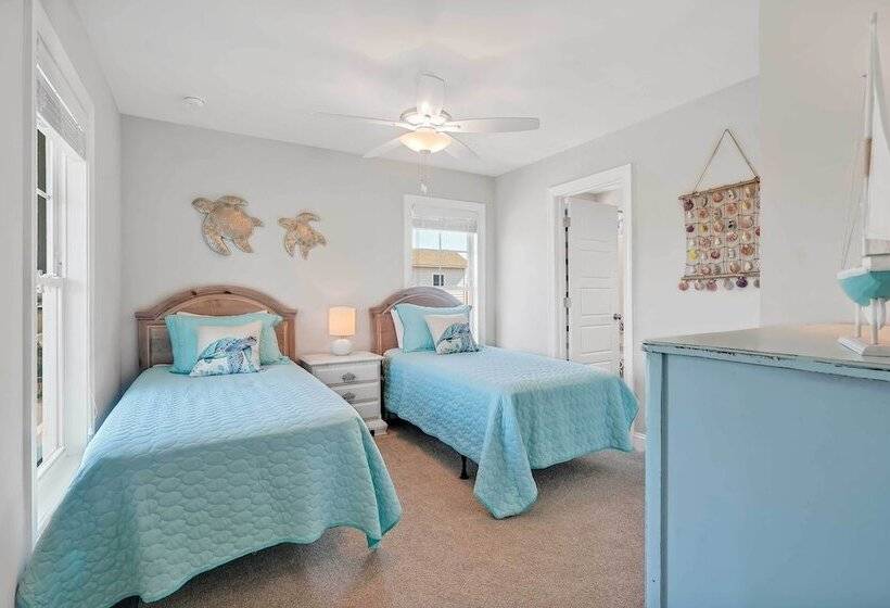 Oak Island Escape W/ Saltwater Pool, Walk To Beach