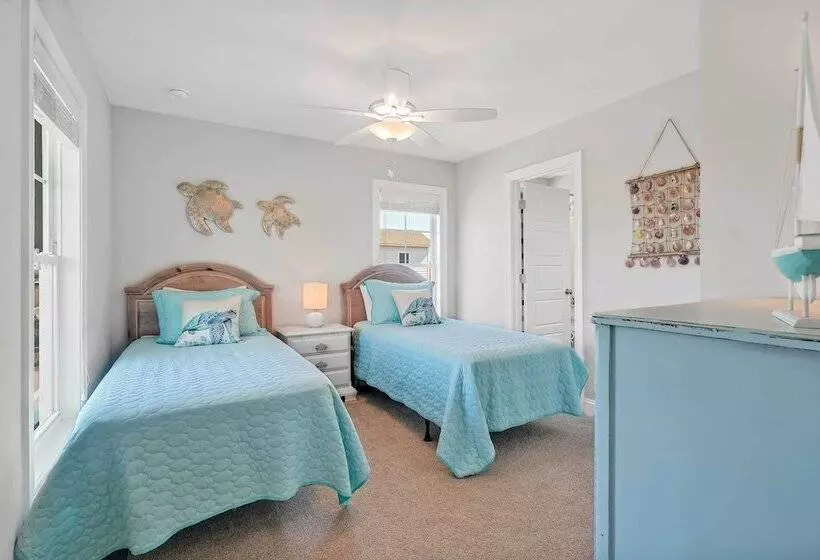 Oak Island Escape W/ Saltwater Pool, Walk To Beach