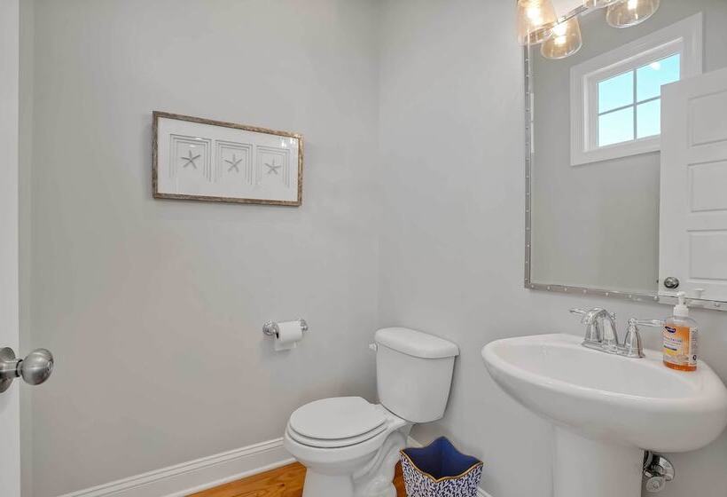 Oak Island Escape W/ Saltwater Pool, Walk To Beach