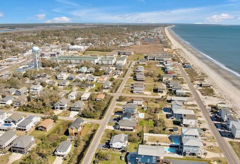 Oak Island Escape W/ Saltwater Pool, Walk To Beach
