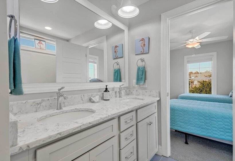 Oak Island Escape W/ Saltwater Pool, Walk To Beach