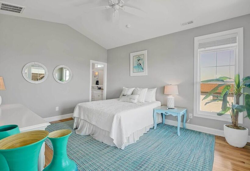 Oak Island Escape W/ Saltwater Pool, Walk To Beach