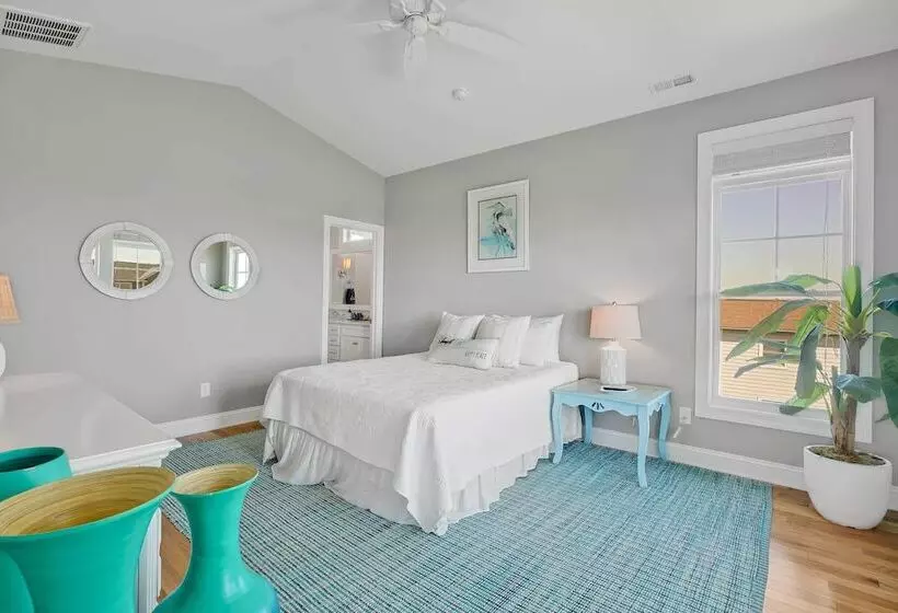 Oak Island Escape W/ Saltwater Pool, Walk To Beach