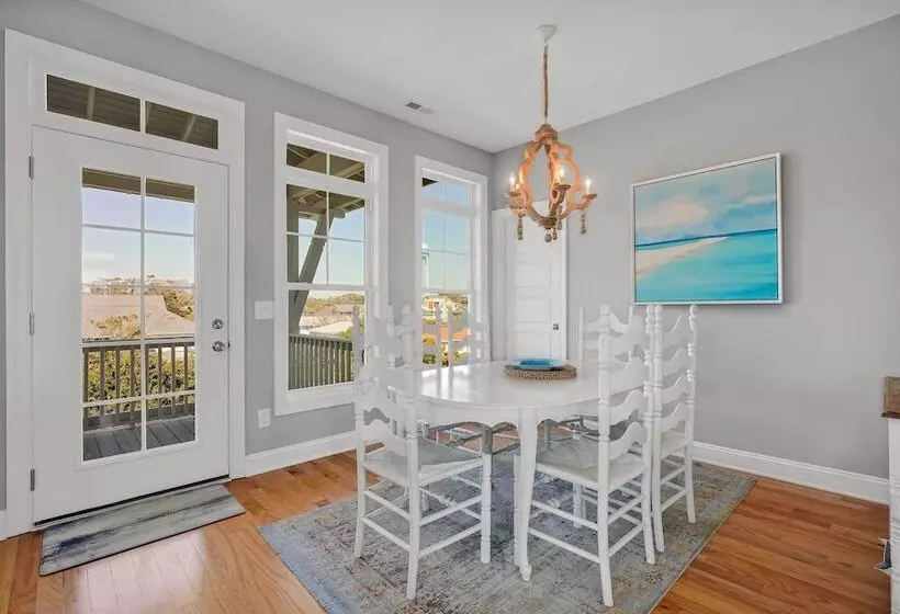 Oak Island Escape W/ Saltwater Pool, Walk To Beach