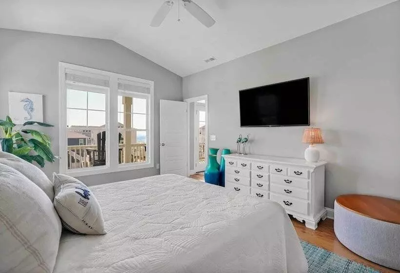 Oak Island Escape W/ Saltwater Pool, Walk To Beach