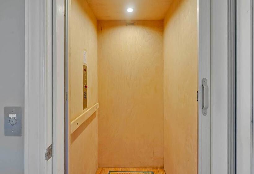 Oak Island Escape W/ Saltwater Pool, Walk To Beach