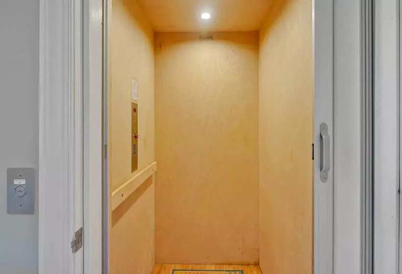 Oak Island Escape W/ Saltwater Pool, Walk To Beach