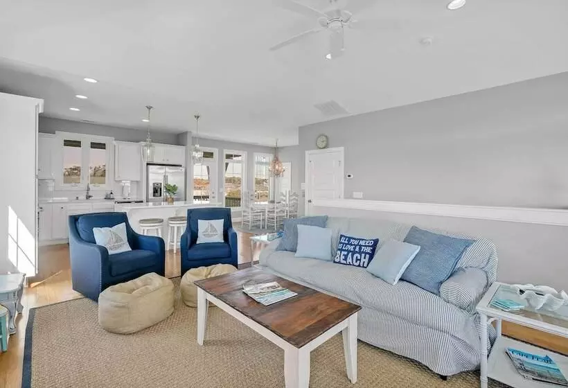 Oak Island Escape W/ Saltwater Pool, Walk To Beach