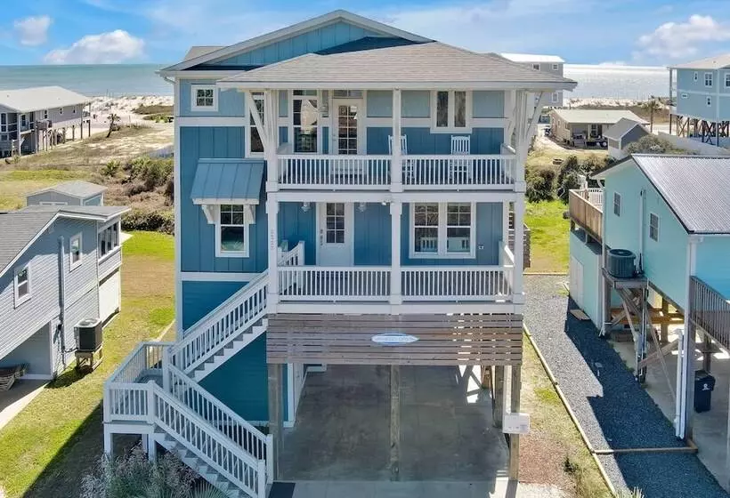 Oak Island Escape W/ Saltwater Pool, Walk To Beach