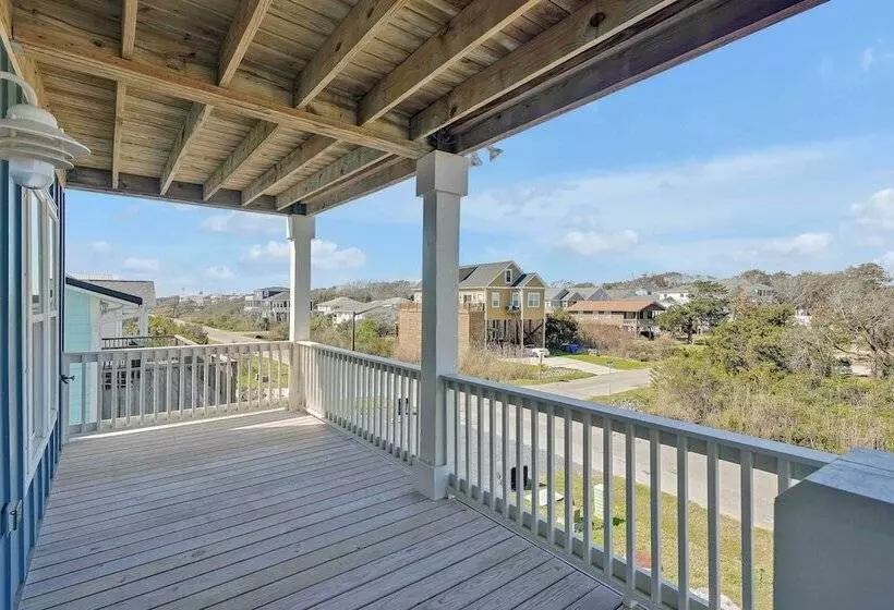 Oak Island Escape W/ Saltwater Pool, Walk To Beach