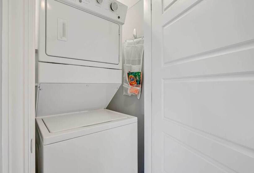 Oak Island Escape W/ Saltwater Pool, Walk To Beach