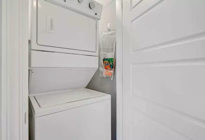 Oak Island Escape W/ Saltwater Pool, Walk To Beach