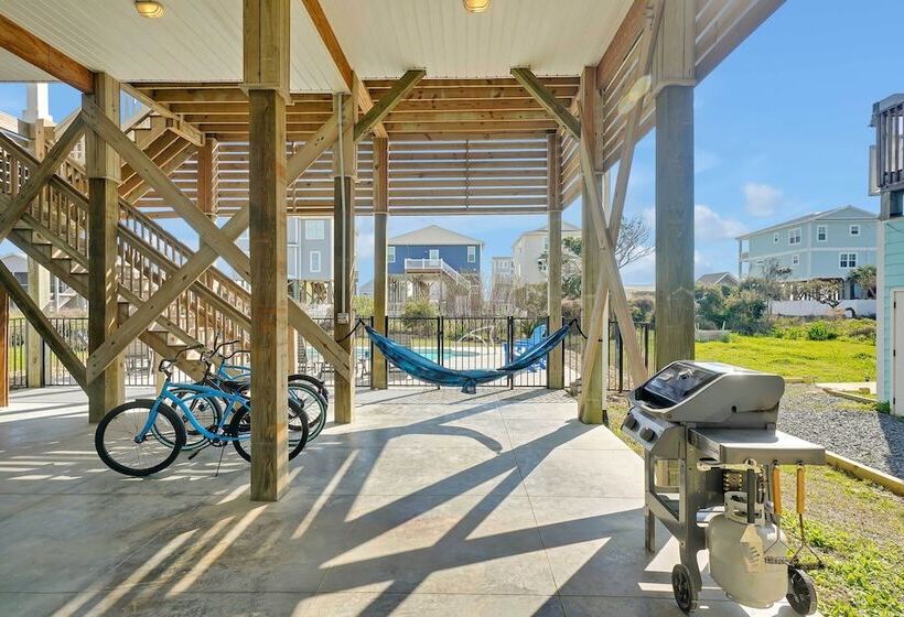 Oak Island Escape W/ Saltwater Pool, Walk To Beach
