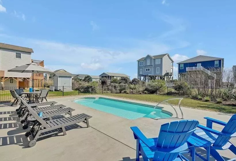 Oak Island Escape W/ Saltwater Pool, Walk To Beach