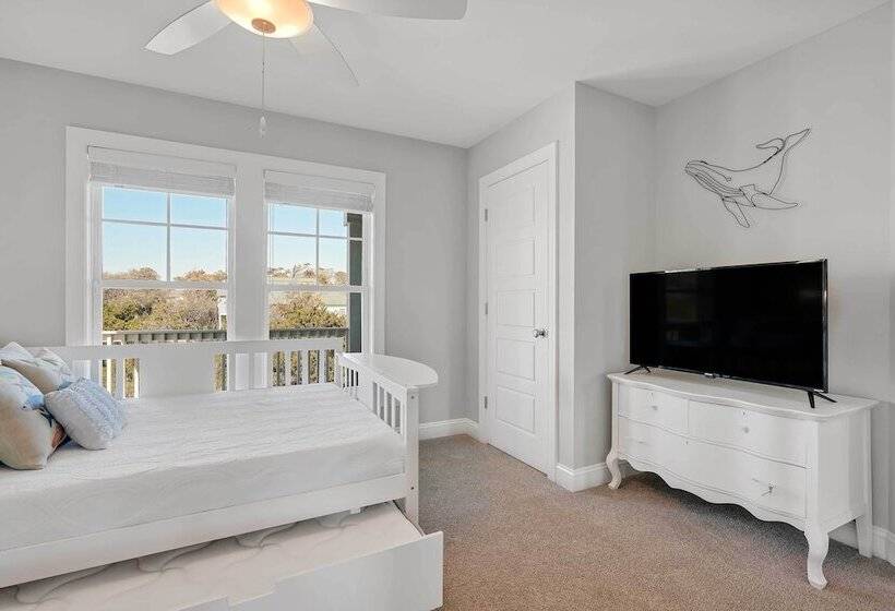 Oak Island Escape W/ Saltwater Pool, Walk To Beach