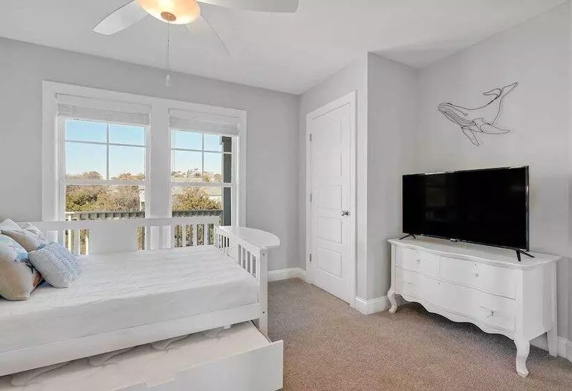 Oak Island Escape W/ Saltwater Pool, Walk To Beach