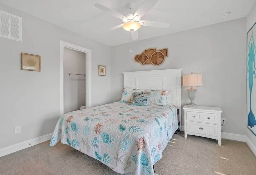 Oak Island Escape W/ Saltwater Pool, Walk To Beach