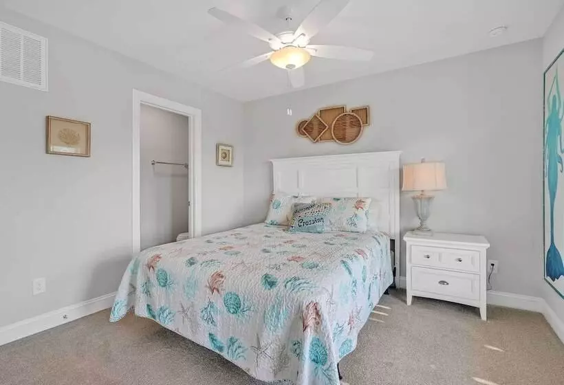 Oak Island Escape W/ Saltwater Pool, Walk To Beach