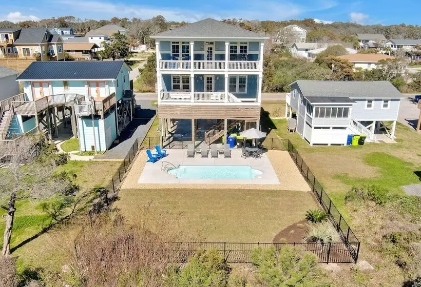 Oak Island Escape W/ Saltwater Pool, Walk To Beach