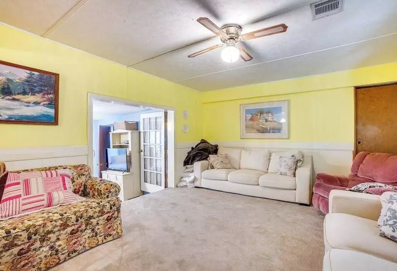 The Whacky Shack  Family Cabin W/ Fire Pit!