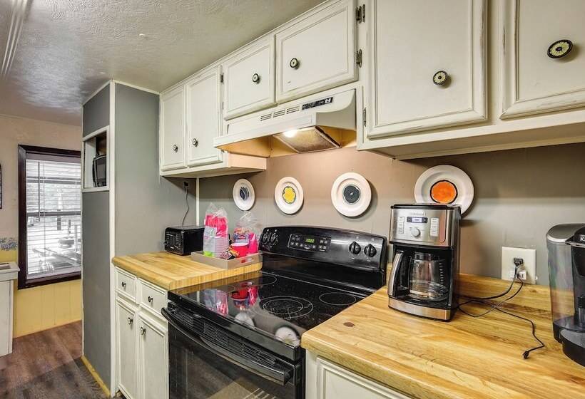 The Whacky Shack  Family Cabin W/ Fire Pit!