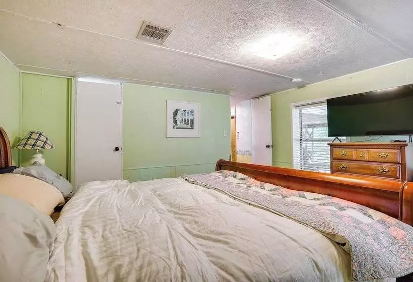 The Whacky Shack  Family Cabin W/ Fire Pit!