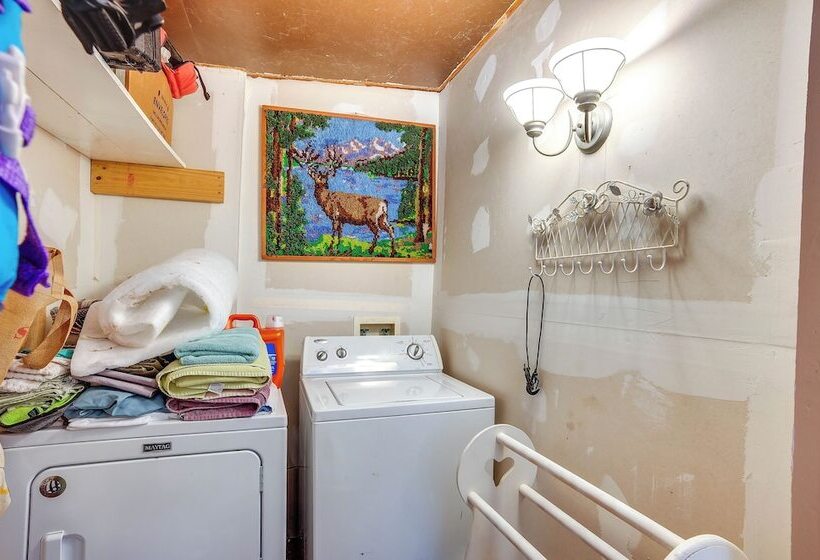 The Whacky Shack  Family Cabin W/ Fire Pit!