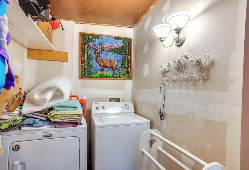 The Whacky Shack  Family Cabin W/ Fire Pit!