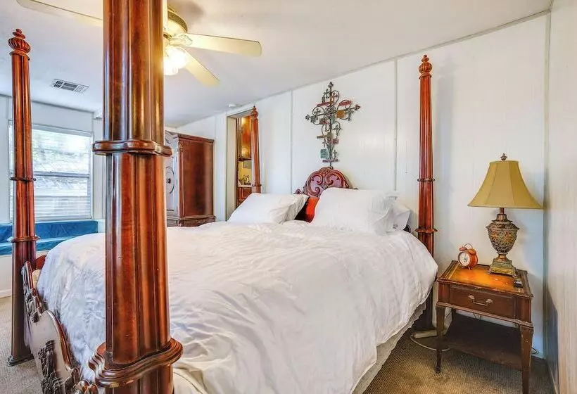 The Whacky Shack  Family Cabin W/ Fire Pit!