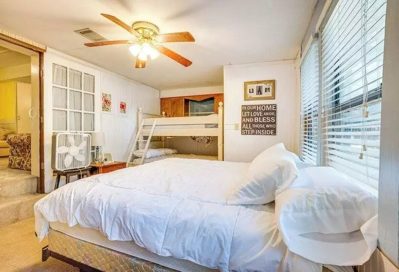 The Whacky Shack  Family Cabin W/ Fire Pit!