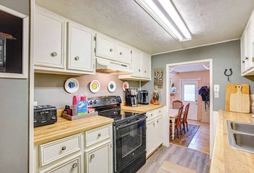 The Whacky Shack  Family Cabin W/ Fire Pit!