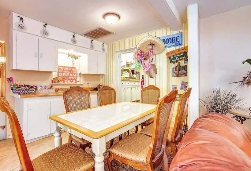 The Whacky Shack  Family Cabin W/ Fire Pit!