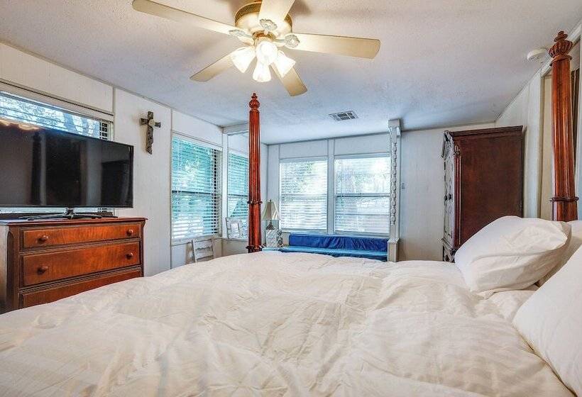 The Whacky Shack  Family Cabin W/ Fire Pit!