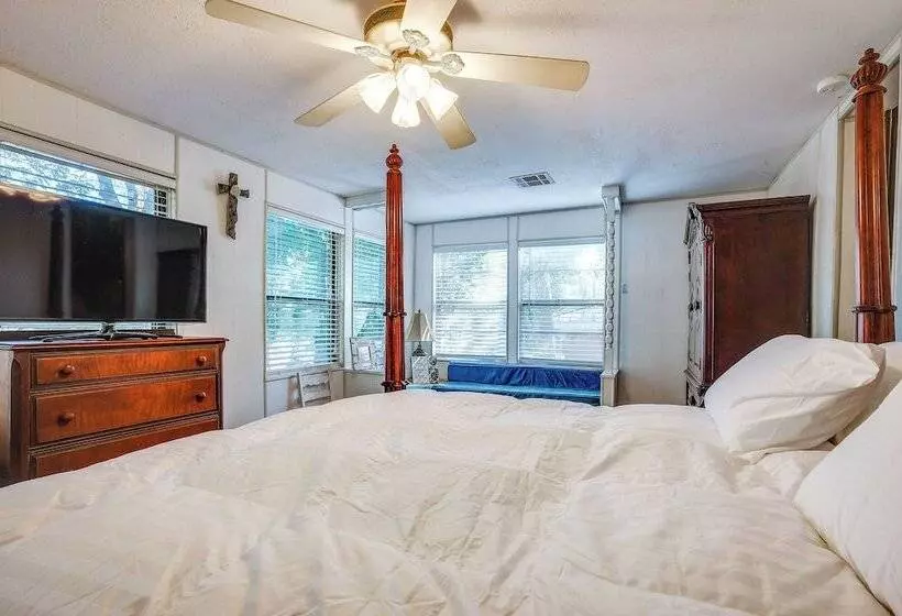 The Whacky Shack  Family Cabin W/ Fire Pit!