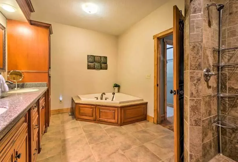 Tryon House W/ Hot Tub   Near Equestrian Centers!