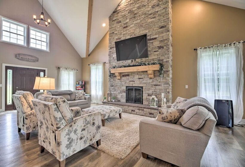 Upstate Hideaway W/ Hot Tub, 13 Mi To Malone!