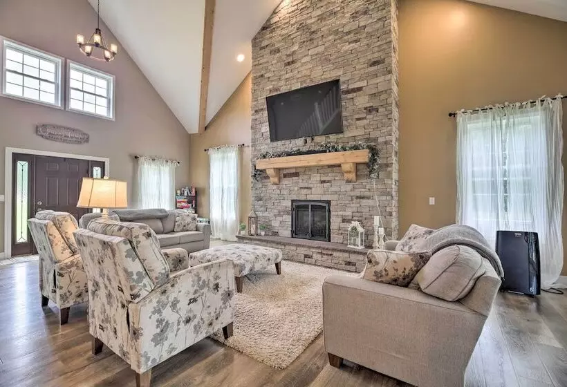 Upstate Hideaway W/ Hot Tub, 13 Mi To Malone!