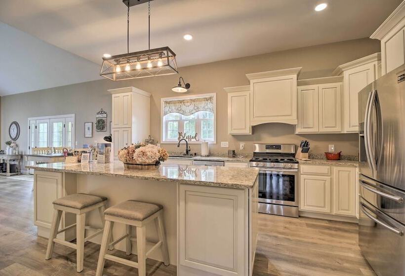 Upstate Hideaway W/ Hot Tub, 13 Mi To Malone!