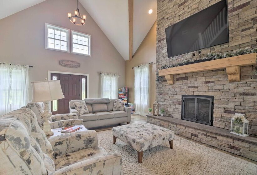 Upstate Hideaway W/ Hot Tub, 13 Mi To Malone!