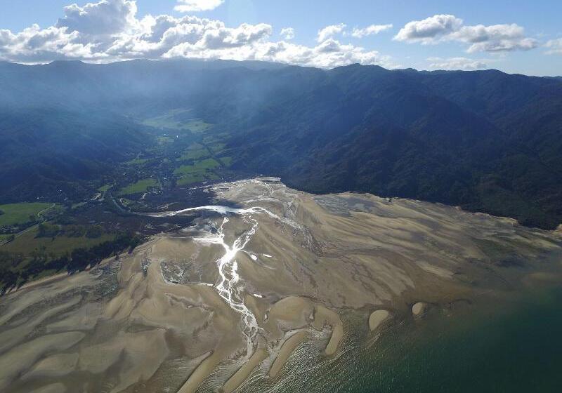 Schronisko The Barn Cabins & Camp