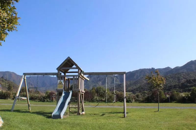 ユースホステル The Barn Cabins & Camp