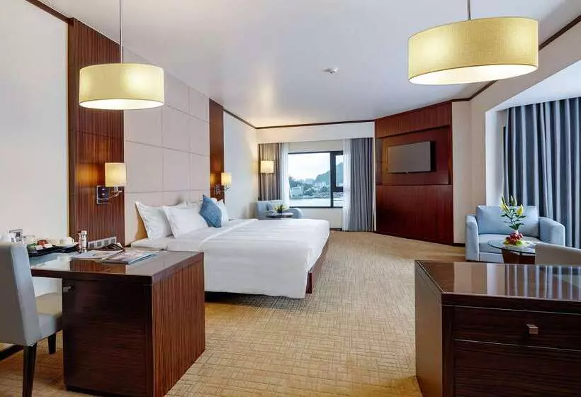 Hotelli Wyndham Legend Halong