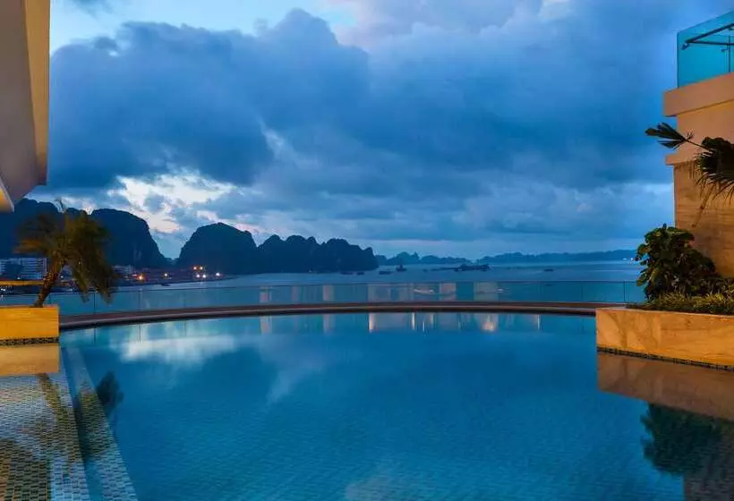 Hotelli Wyndham Legend Halong